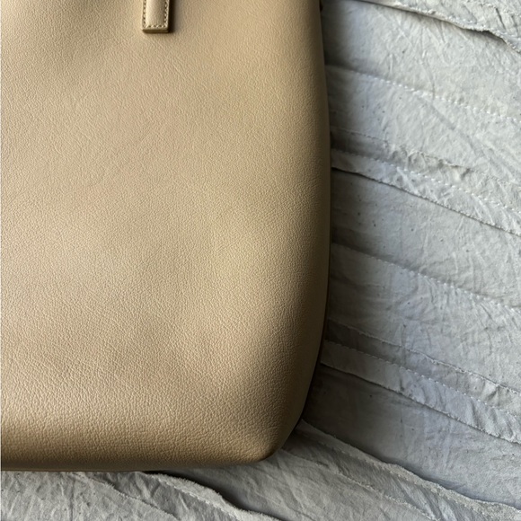 SHOPPING SAINT LAURENT IN LEATHER - Picture 16 of 16